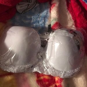 White bra NEVER OPENED NEVER WORNED